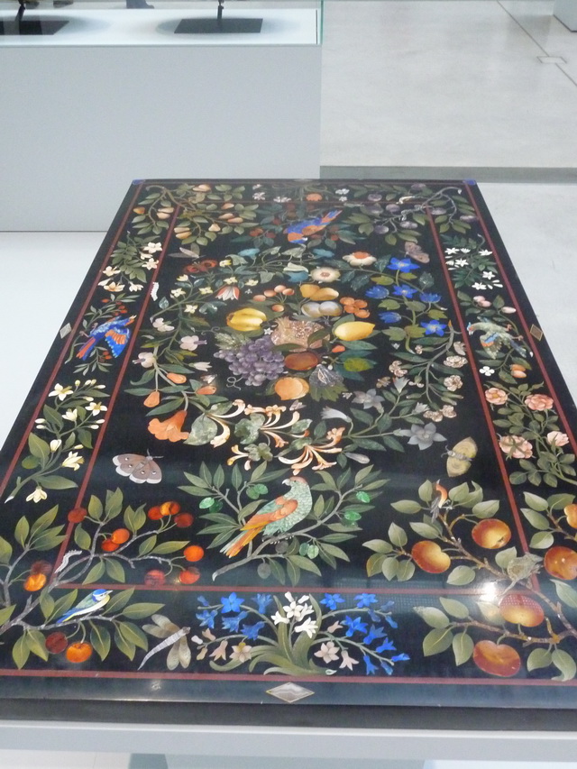 Table composée de pierres de couleurs