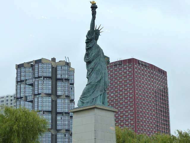 La statue de la Libertéà l'extrémité aval de l'Île aux Cygnes