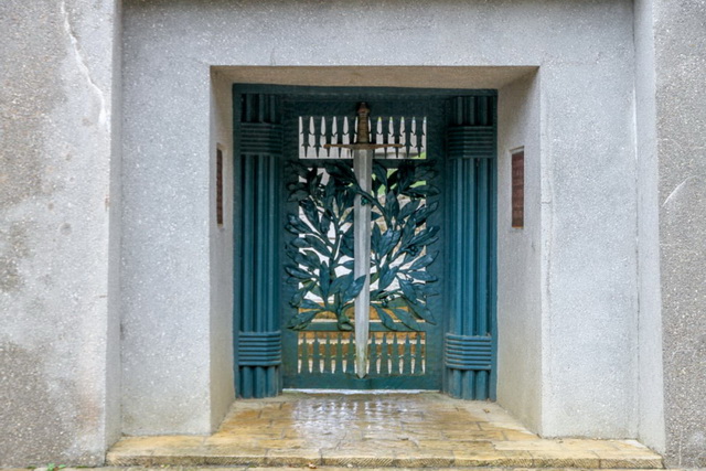 Le portail en bronze.