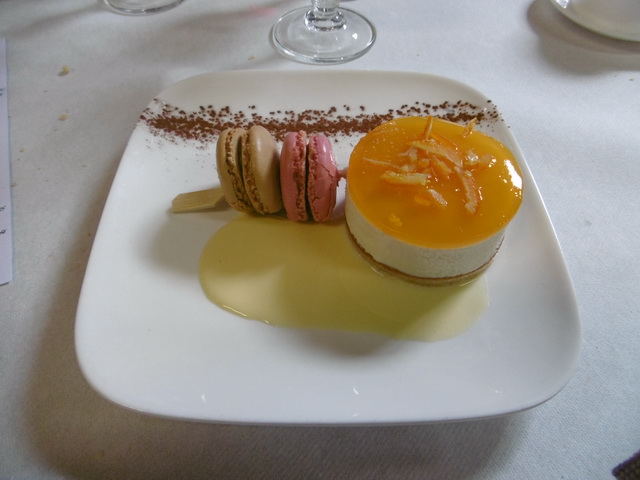 Soufflé glacé au grand marnier<br>Brocheyye de macarons