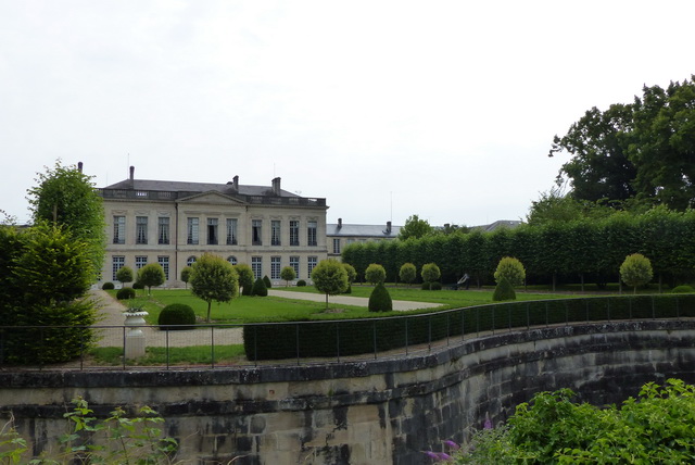 Le 22 juin 1791, au retour de Varennes, Louis XVI et la famille royale passèrent la nuit dans ce bâtiment avant de regagner Paris. Il abrite aujourd’hui la Préfecture de la Marne. Ses magnifiques jardins sont visibles depuis le cours d’Ormesson.