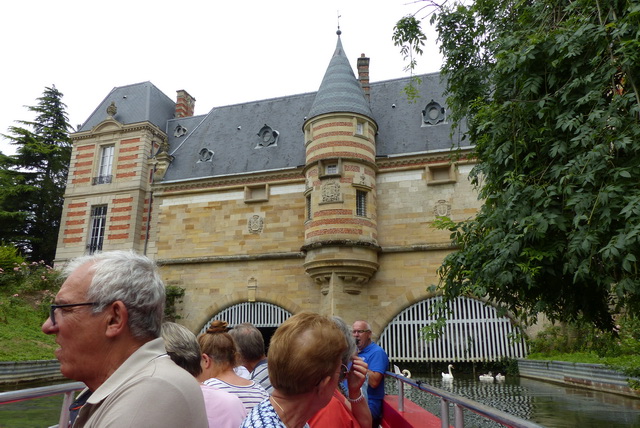 Le château du marché<br>Ancien pont fortifié<br>Sa façade donne sur le Petit Jard.
