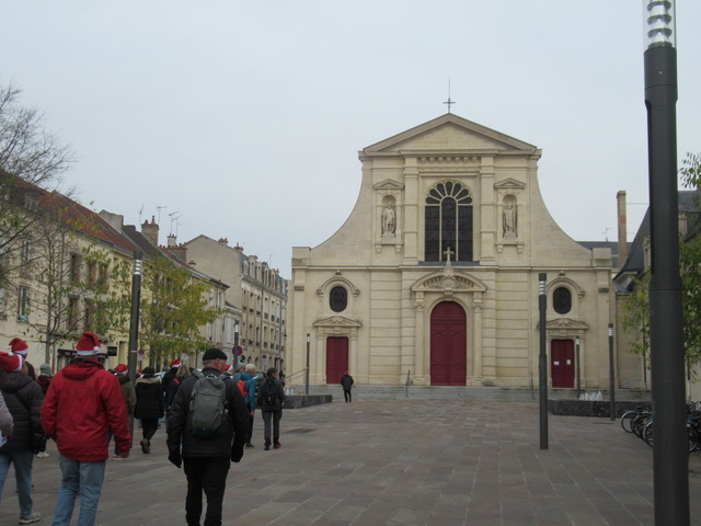 L'église Saint-Maurice.Les jésuites refont l'église entre 1620 et 1622, alors que le clocher est détruit par le vent en 1670. Incendié en 1942, le clocher n'est jamais reconstruit