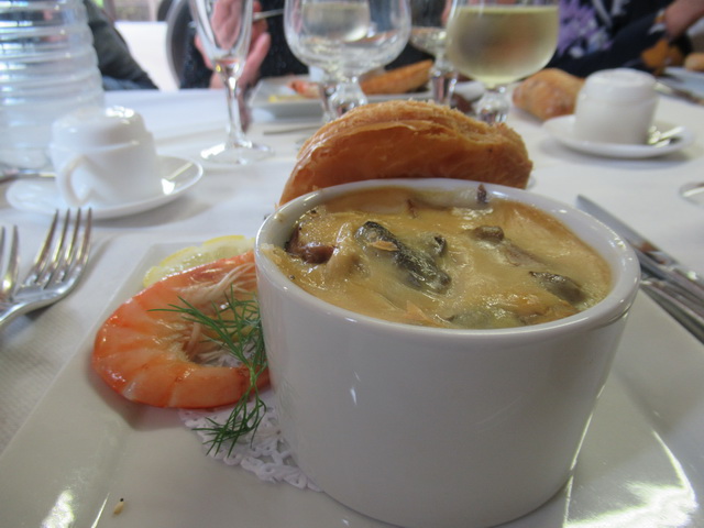 Cocotte de blanquette de cabillaud et Saint Jacques, moules, champignons sauce Chablis