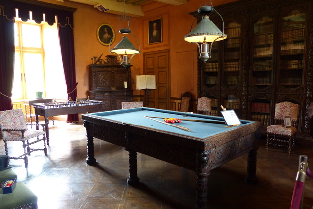 Salle de jeux et bibliothèque