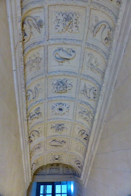 Escalier du roi, décor sculpté du plafond à caissons