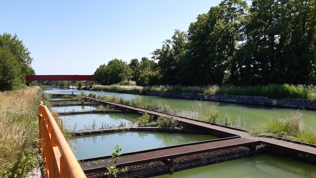 Le canal de l'Oise à l'Aisne.Une poutre évite aux bateaux de cogner la berge pendant le pompage