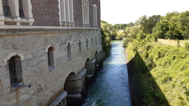 L'eau après la chute sur les turbines...
