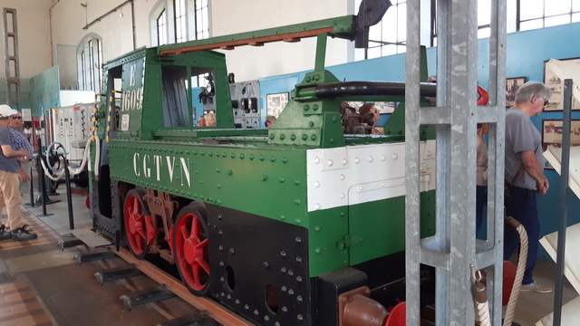L'ancien tracteur de remorquage des péniches sur le chemin de halage