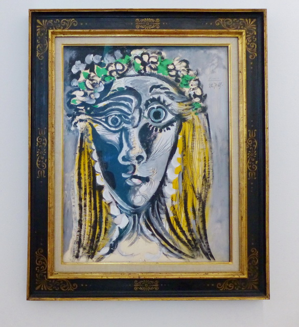 Tête de femme couronnée de fleurs