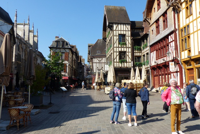 Vers la rue Champeaux, au coeur de la vieille ville