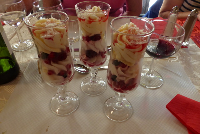 Délice champenois (crème et Sabayon parfumés au vieux marc de champagne et fruits rouges)