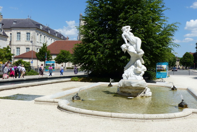 Groupe en marbre blanc de Suchetet « le rapt » (Un triton enlevant une naïade)