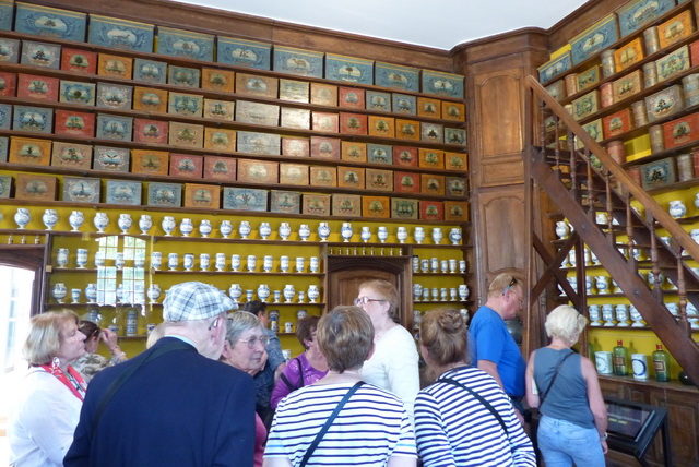 Collection de 319 boîtes de bois peintes et près de 300 pots en faïence rustique (style de Nevers)