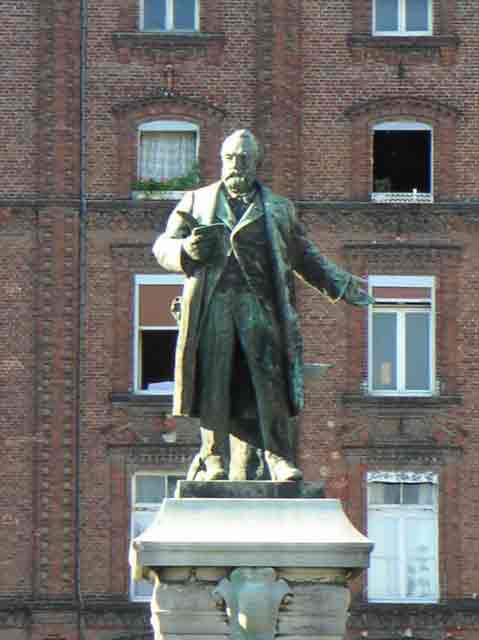 La statue de J.B. Godin
