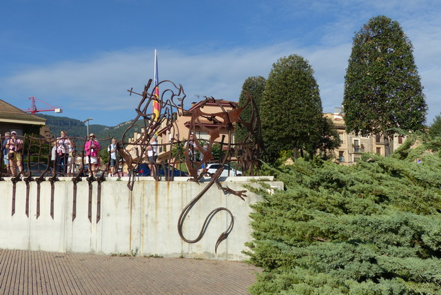 Une sculpture moderne représente Sant Jordi terrassant le dragon