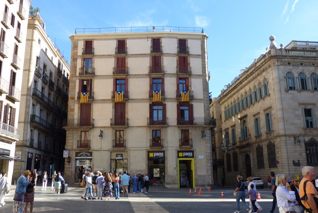 On rencontre souvent le drapeau de l'indépendance de la catalogne avec étoile sur fond bleu