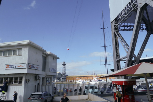 Le port.On distingue le téléphérique qui monte vers la colline Montjuic