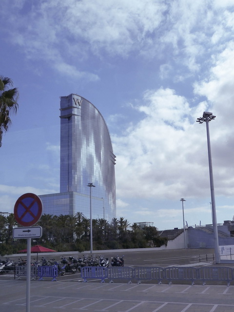 L'hôtel W Barcelona occupe un impressionnant bâtiment au design spectaculaire en forme de voile,