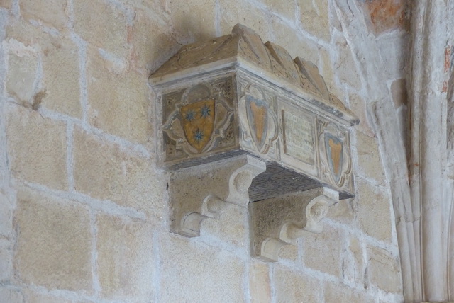 Des sépultuque sur le mur du cloître