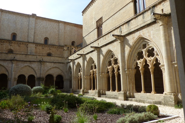 Le cloître depuis le jardin