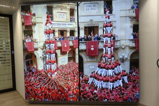 Les castells devant...