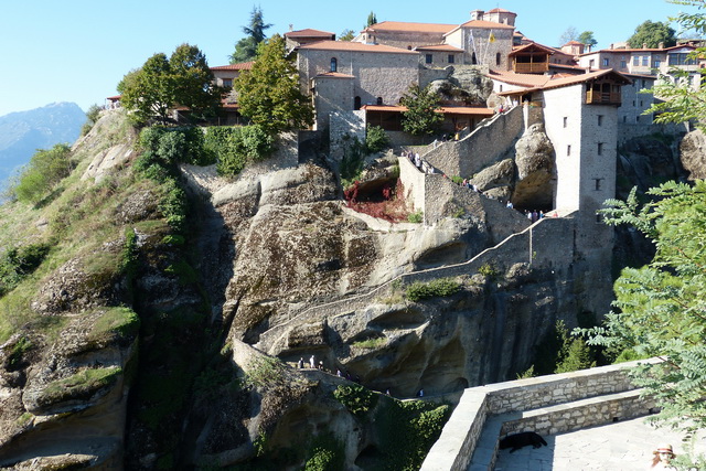 Il faut descendre un escalier pour ensuite remonter