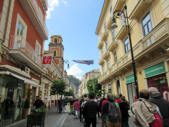 La rue commerçante et le clocher de la cathédrale
