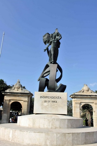 La statue de l’Indépendance du21 septembre 1964