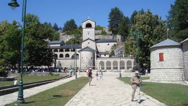 Le monastère adossé à la coline.