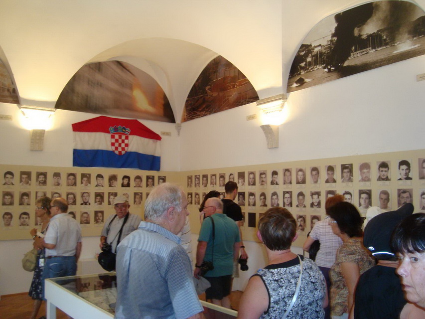 La salle des martyrs de la révolution de 1990