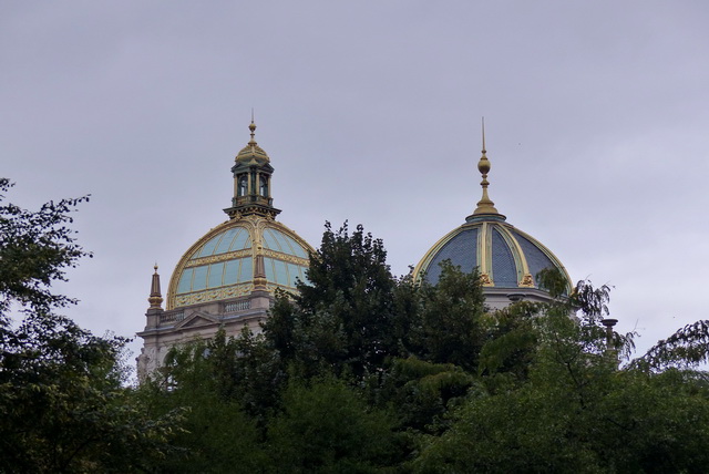 A l'arrivée, on aperçoit les dômes du Musée National