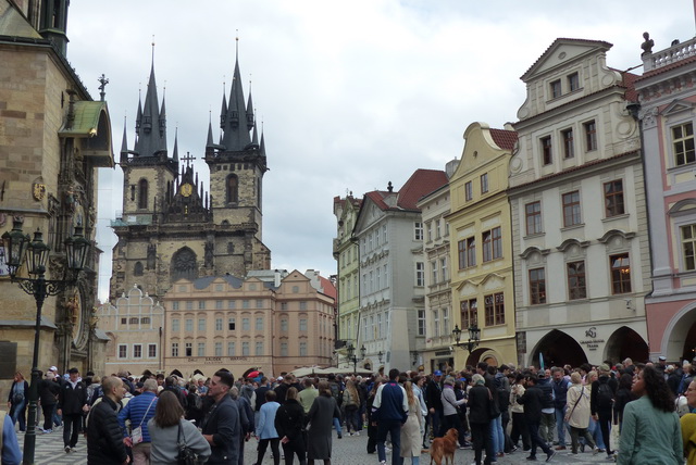 A gauche l'horloge astronomiqueAu fond l'église Notre-Dame du Týn