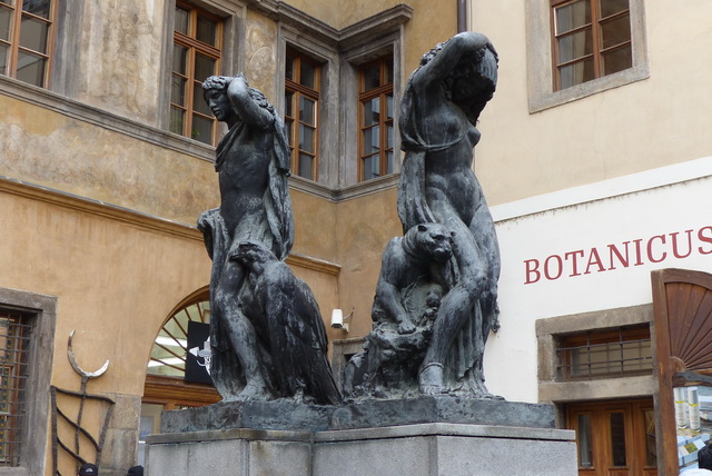 Sculpture en bronze De Jan Stursa, `Nuit et Jour` devant le palais Granovski de Granos