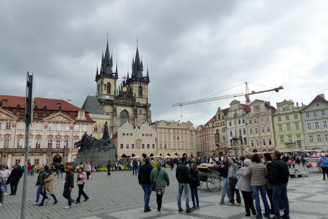 au fond, l'église Notre-Dame du Týn