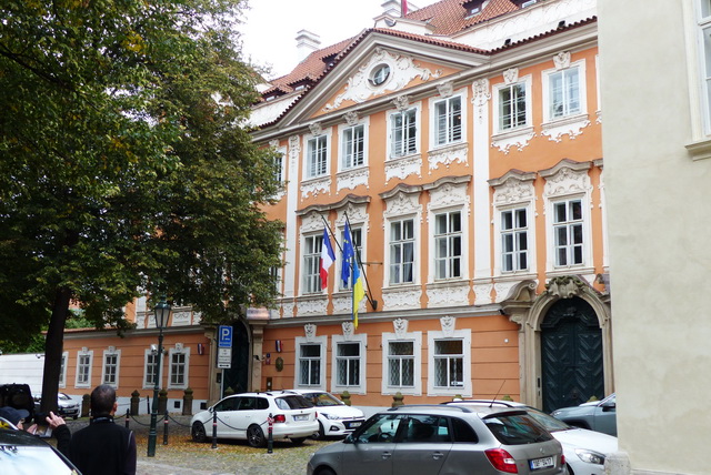 L'ambassade de France...