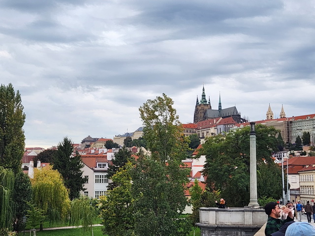 Au loin, Cathédrale Saint-Guy