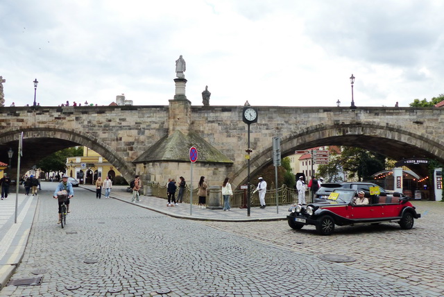 Le pont Charles avant la traversée de la Vltava