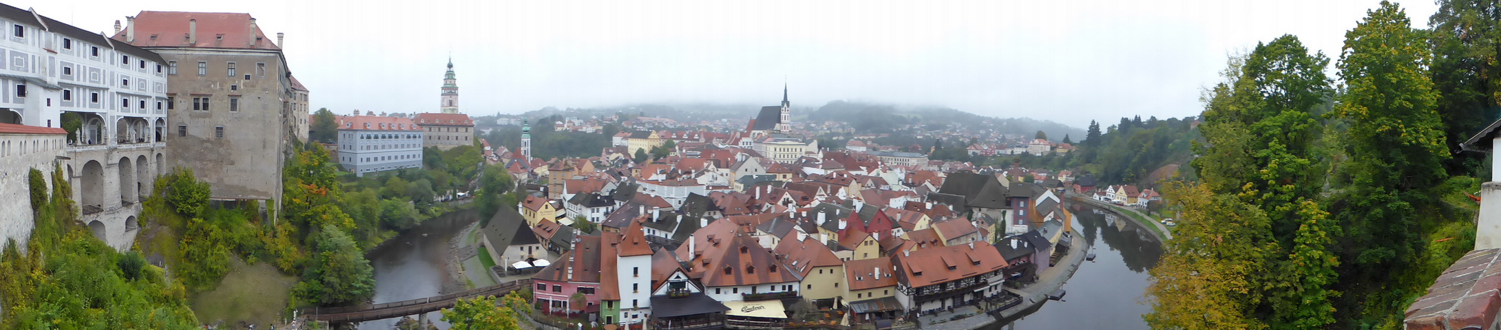 A gauche, la galerie qui relie les deux parties du château