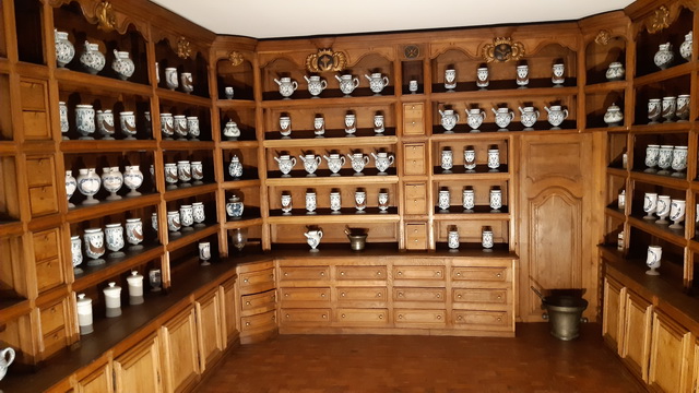 la splendide pharmacie de l’hôpital (1756) aux 120 pots de faïence de Nevers