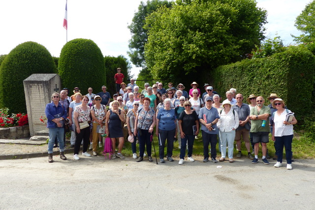 Le groupe près du ' monument des massacrés '