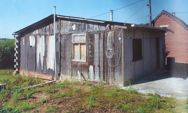 Un des baraquements provisoires avant la reconstruction